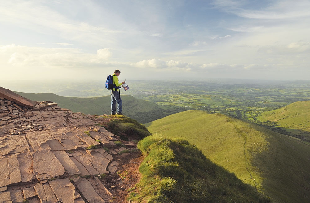 Man-looking-at-map---VisitBritain