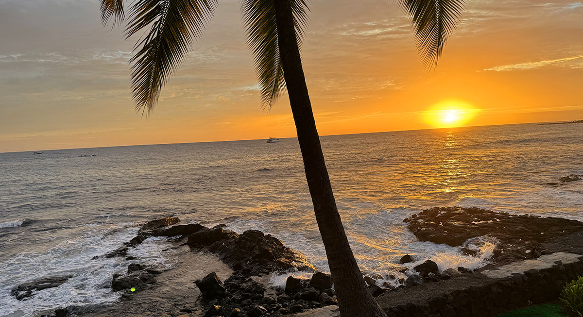 Hawaii_Peaceful-sunset-in-Kailua-Kona