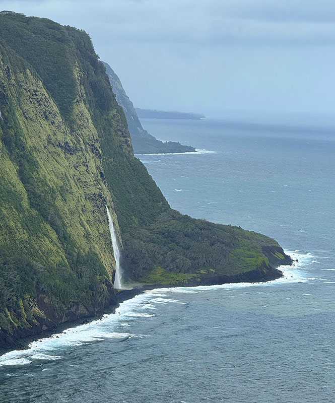 Hawaii_Striking coastline by Waipi`o Valley