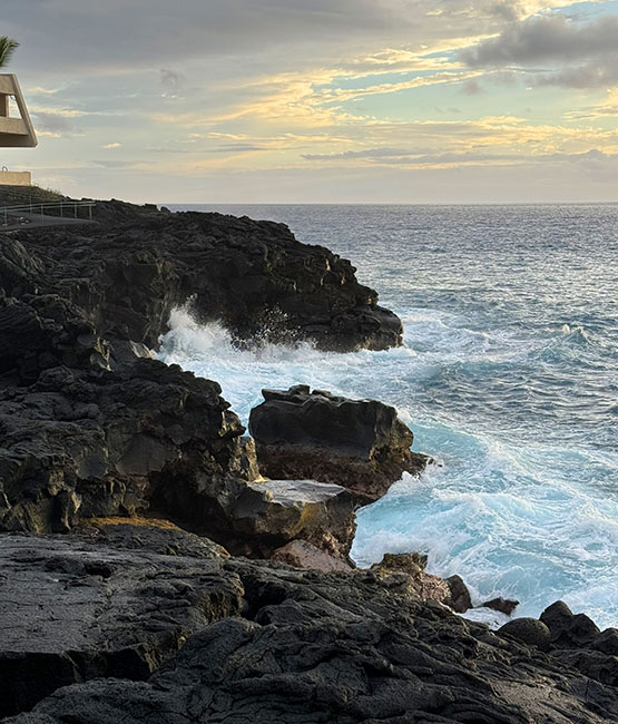 Hawaii_Waves crashing the volcanic rock shore of Outrigger Kona Resort & Spa
