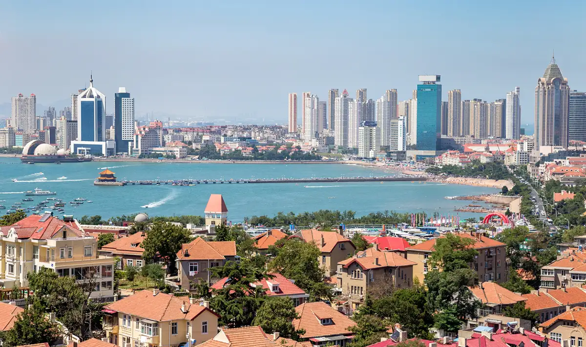 Qingdao_Bay-with-Zhanqiao-Pier-seen-from-the-hill-of-XiaoYuShan-Park-Qingdao_iStock-1151204995